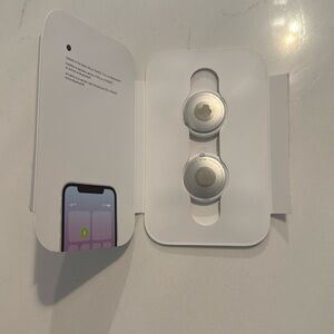 2 Apple air tags